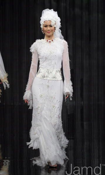 White modest muslim wedding dress by Radzwan Radzwill, baju  pengantin muslimah moden