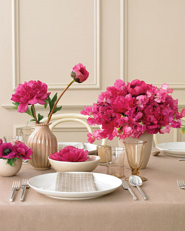 bunga merah jambu untuk meja pengantin, fuschia flowers accent a pink wedding 