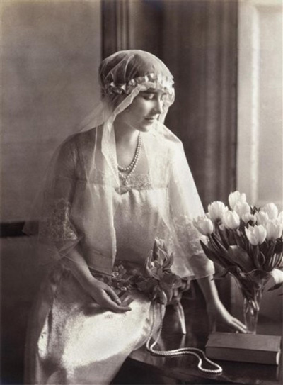 Queen Mother bridesmaid gown and veil at a 1922 wedding